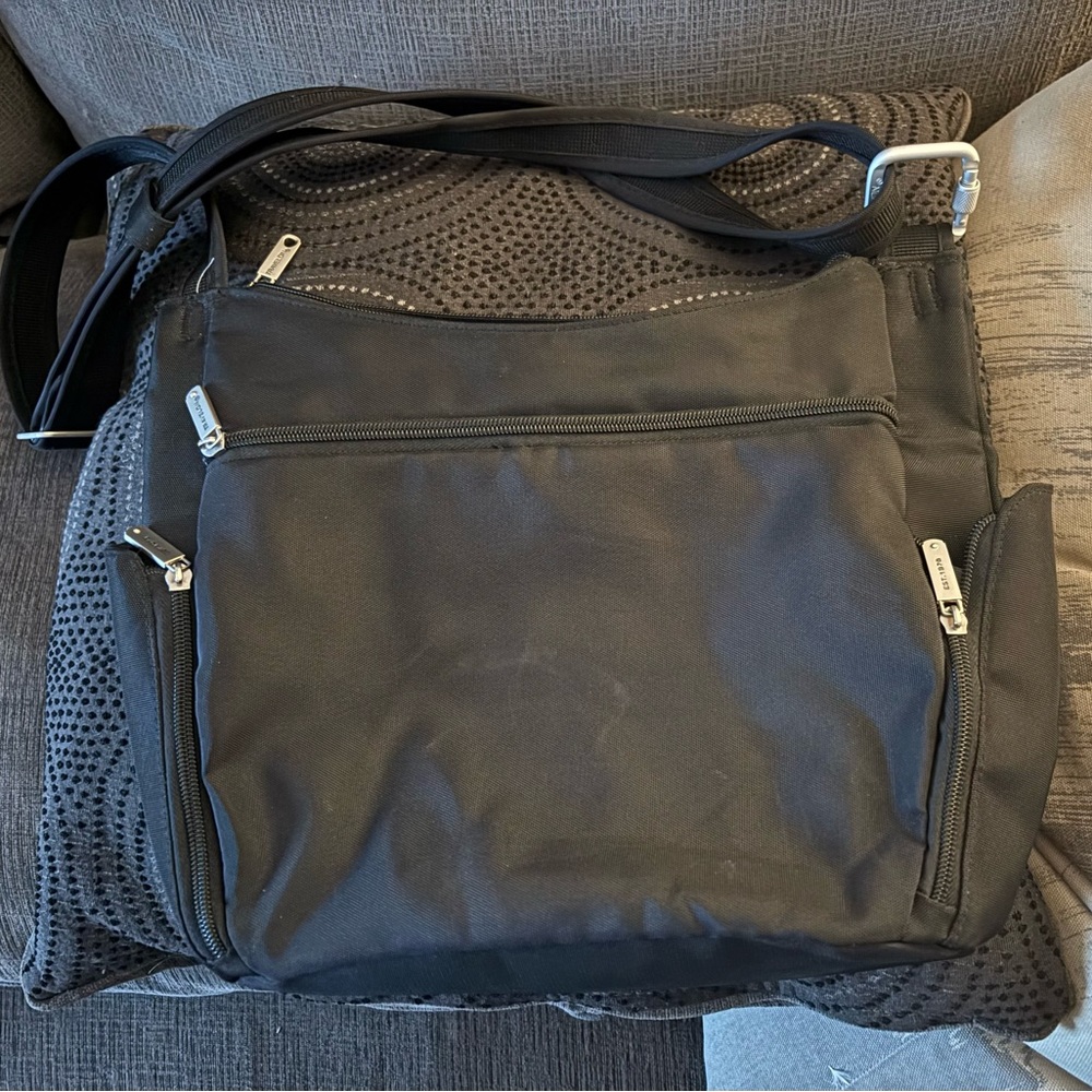 Travelon Anti-Theft Classic Essential Messenger Bag in black nylon